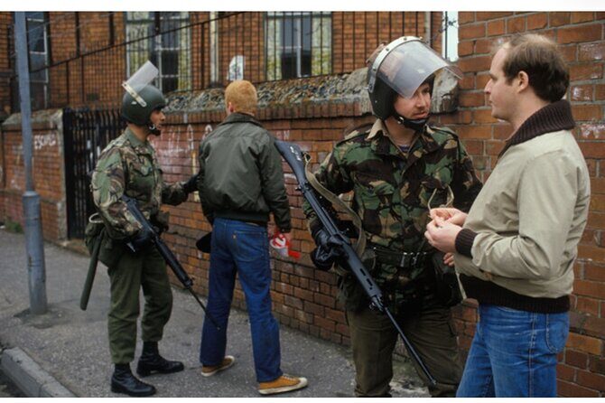 2 Hour Terror and Mural History Belfast taxi Private Tour - Falls Road Murals: International Solidarity and the Bobby Sands Legacy