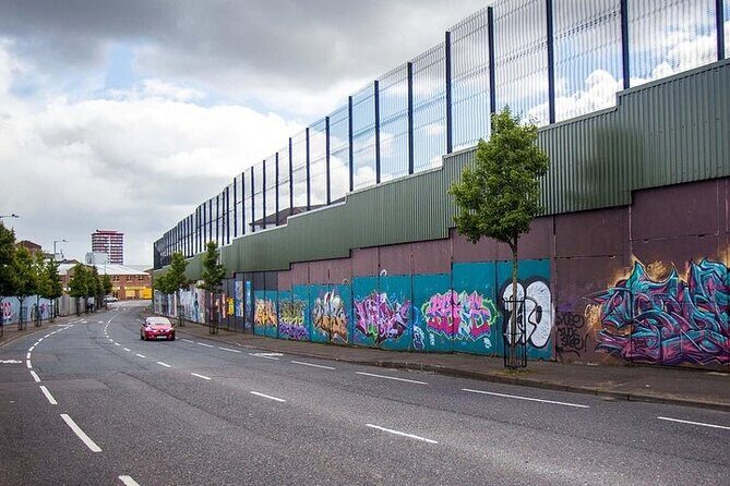 Belfast Political & Murals Tour - Stop 1: Shankill Road murals and Loyalist street stories