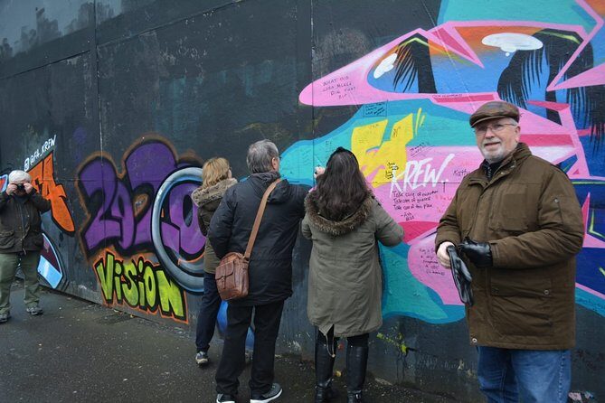 Falls road Murals Walking Tour with former prisoners - Stop one: Bobby Sands Mural and the International Wall context