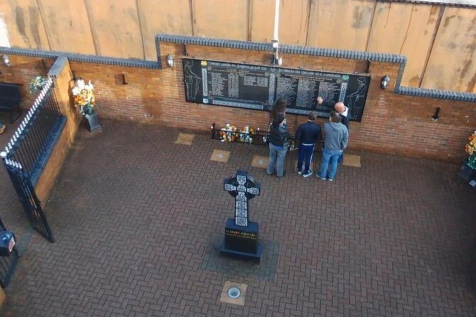 Famous 1.5 hour Belfast Murals Tour - Murals, Peace Walls, and The Troubles in 90 minutes