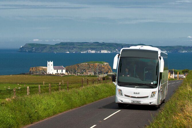 Giants Causeway & Castles Tour from Belfast: Guided tour - Getting on the coach: Donegall Square West and an 8:45 start