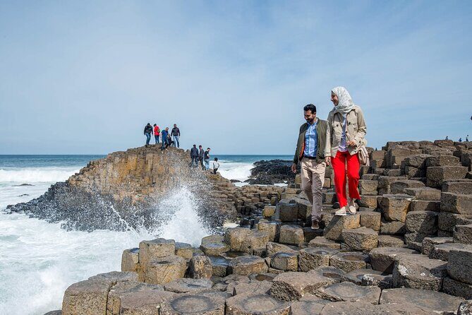 Giants Causeway & Castles Tour from Belfast: Guided tour - Portaneevy Viewpoint and Carrick-a-Rede: you see it big, without crossing