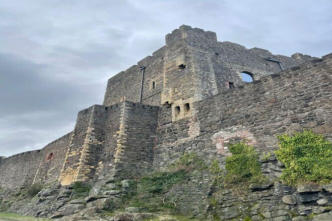 Giant's Causeway Tour including Game of Thrones Sites from Belfast - Dunluce Castle and the cliffside drama