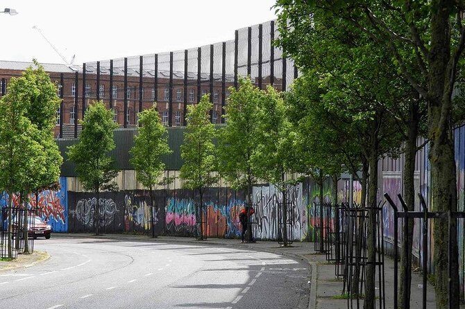 Official World Famous Belfast Black Taxi Tour - Getting your bearings fast: the taxi route and time pressure
